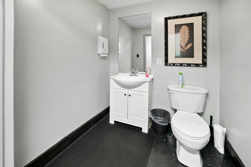 More Photos Of 3237 W Bay St, Savannah Warehouse For Sale