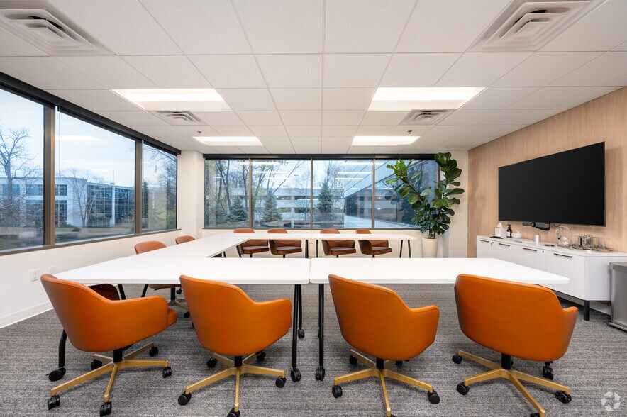 More Photos Of 310 E 96th St, Indianapolis Office For Lease