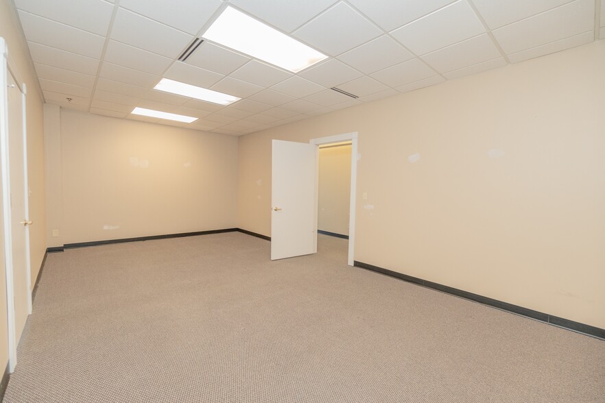 More Photos Of 2142 -2160 W Chesterfield Blvd, Springfield Storefront Retail Office For Lease