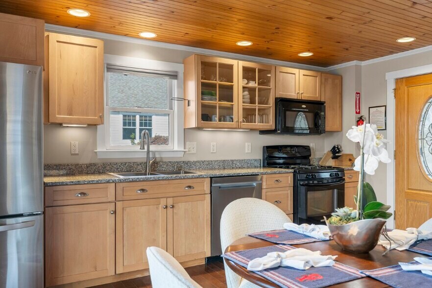 More Photos Of 47 & 49 Atlantic Avenue, Boothbay Harbor Flex For Sale