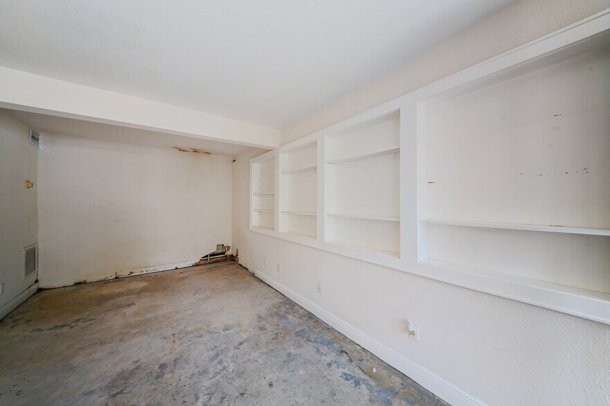 More Photos Of 411 Burns Ct, Sarasota Office For Sale