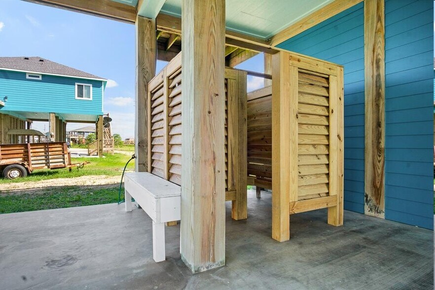 More Photos Of 2570 Hwy 87, Crystal Beach Freestanding For Sale
