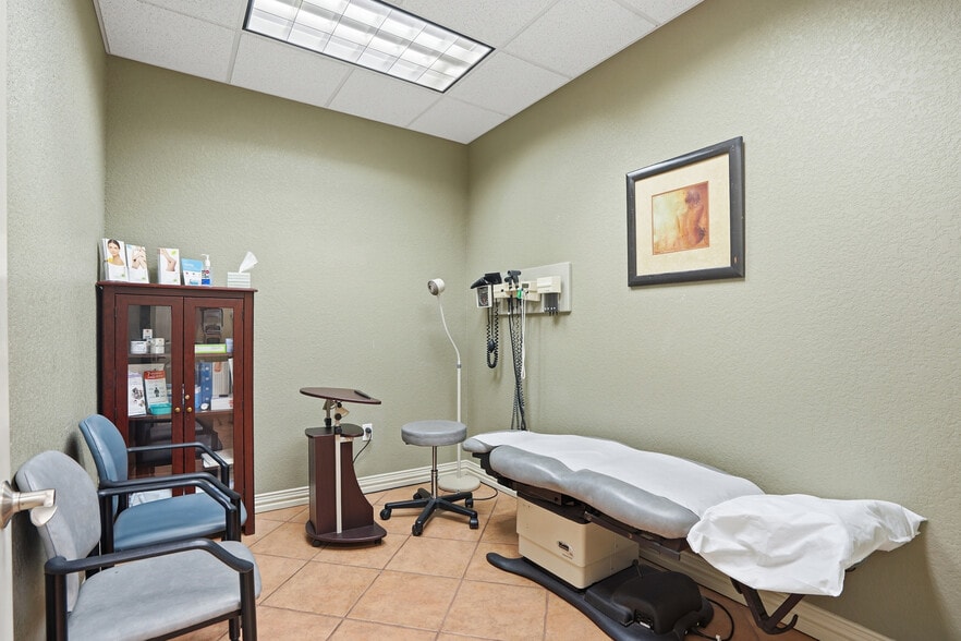 More Photos Of 8845 Davis Blvd, Keller Medical For Lease