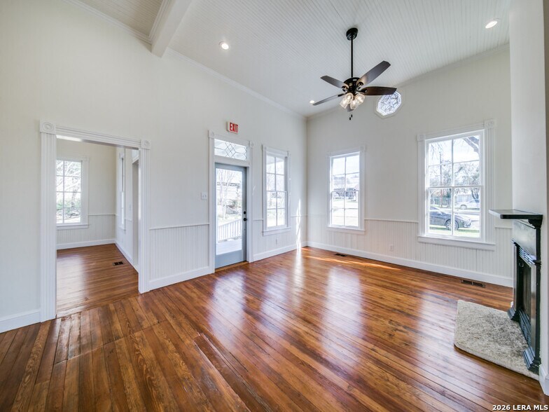 More Photos Of 824 High St, Comfort Flex For Sale