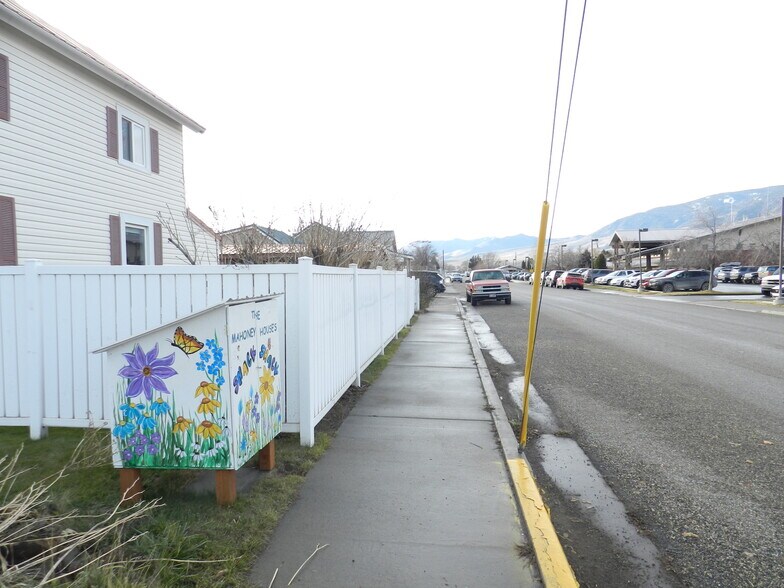 More Photos Of 901 Main St, Salmon Office For Sale