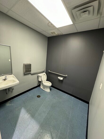 More Photos Of 1201-1217 W Remington Blvd, Romeoville Warehouse For Sale