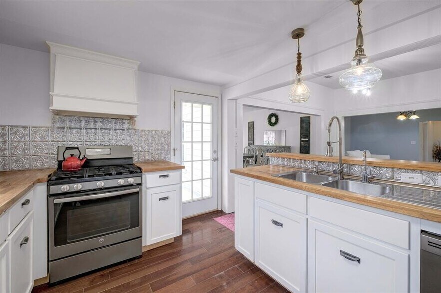 More Photos Of 22100 FM 150 W, Driftwood Office For Sale