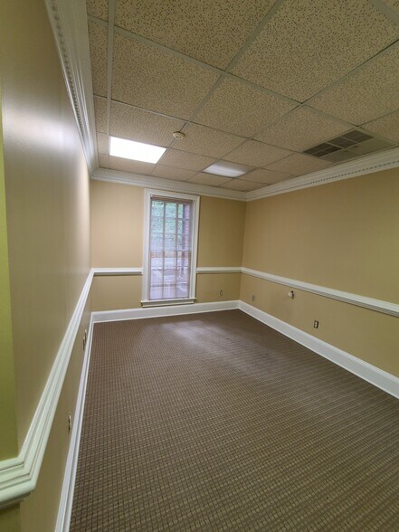 More Photos Of 8046 Roswell Rd, Atlanta Office For Sale