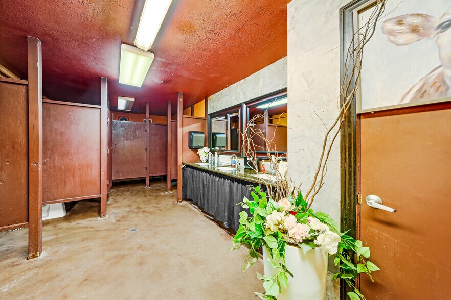 More Photos Of 8012 Endor, Houston Warehouse For Lease