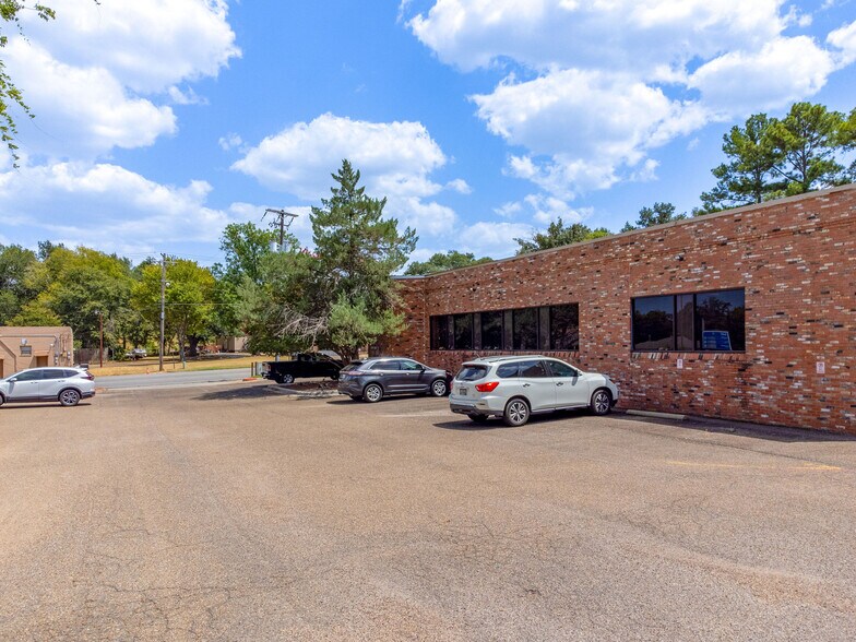 More Photos Of 611 S Mobberly Ave, Longview Flex For Sale