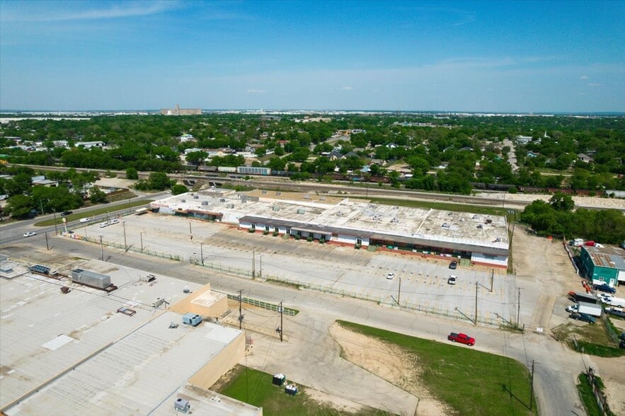 More Photos Of 318 E Long Ave, Fort Worth General Retail For Sale