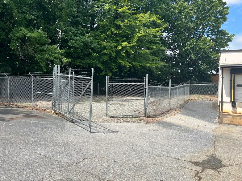 More Photos Of 616 Industrial Ave, Greensboro Flex For Lease