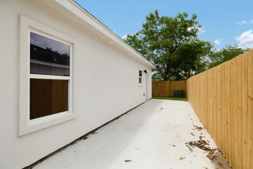 More Photos Of 412 E Acacia St, Alamo Apartments For Sale