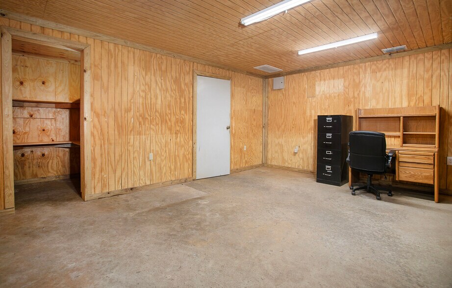 More Photos Of 15503 TX-110, Whitehouse Warehouse For Lease