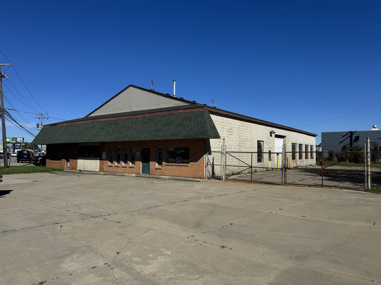 Primary Photo Of 29784 Groesbeck Hwy, Roseville Warehouse For Sale