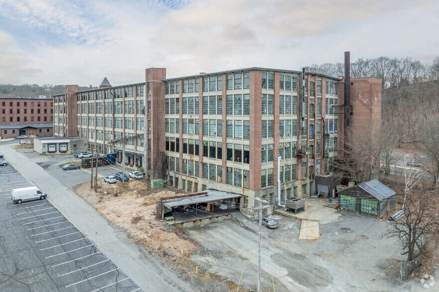 More Photos Of 75 Green St, Clinton Distribution For Lease