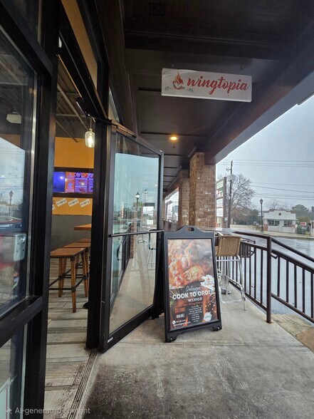 More Photos Of 1105 Main St, Forest Park Freestanding For Lease