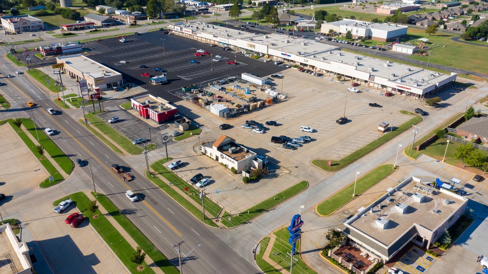 More Photos Of 115 N Mustang Rd, Mustang Unknown For Lease