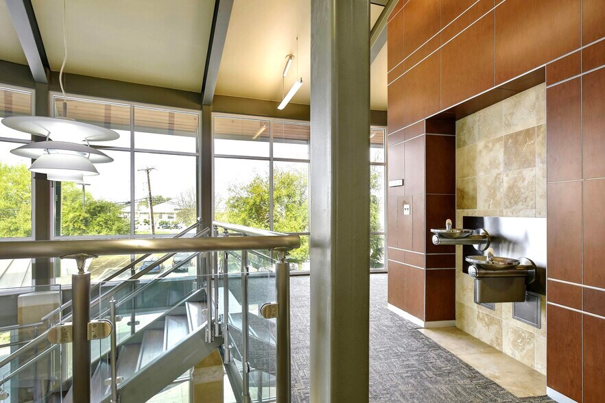 More Photos Of 9910 Huebner Rd, San Antonio Office For Sale