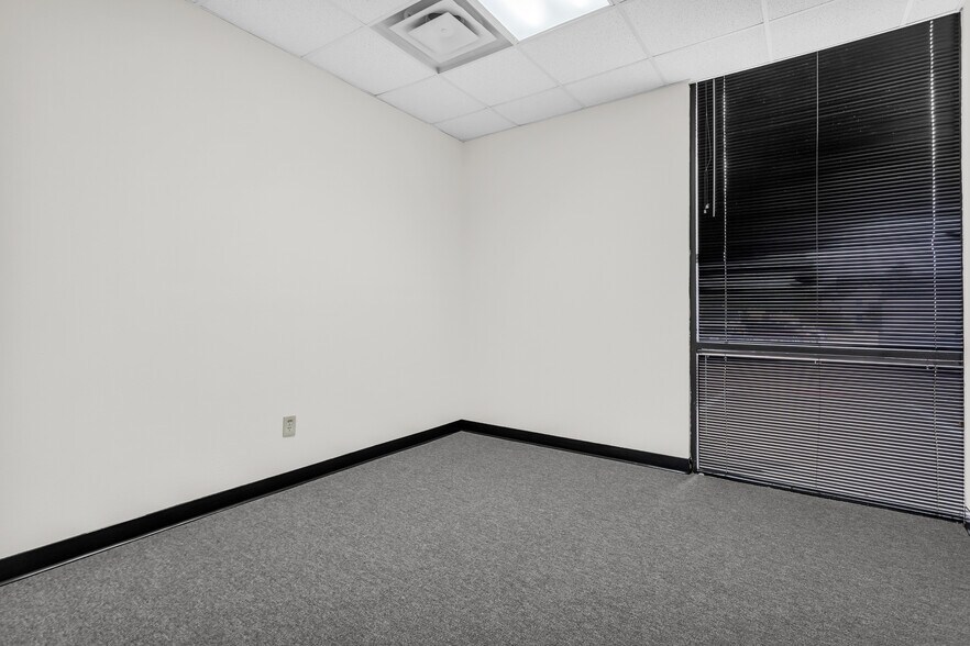More Photos Of 1801 Precinct Line Rd, Hurst Medical For Lease