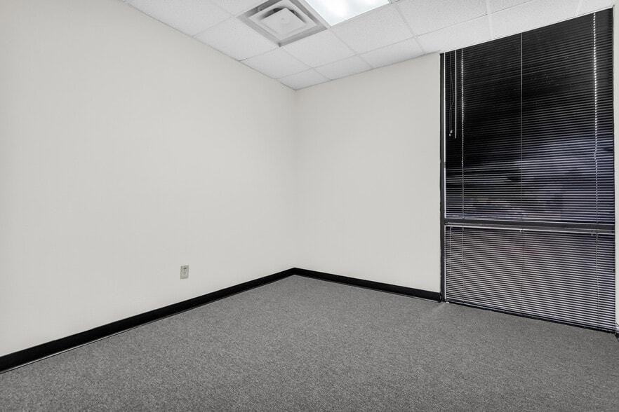 More Photos Of 1801 Precinct Line Rd, Hurst Medical For Lease