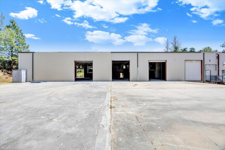 More Photos Of 20833 Mechanical Dr, Sonora Warehouse For Sale