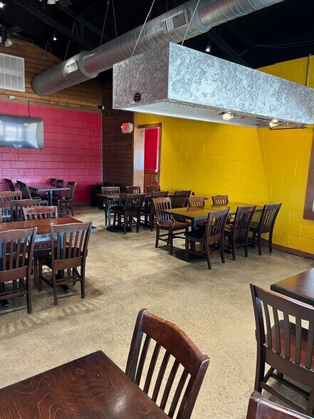 More Photos Of 10811 NE 23rd St, Spencer Restaurant For Lease