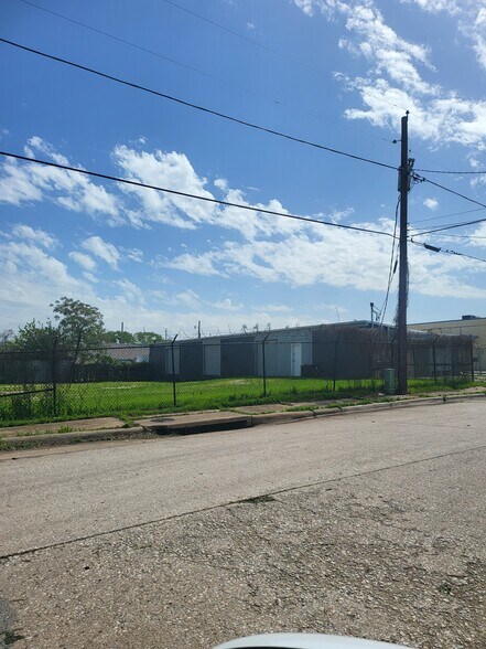 More Photos Of 4852 Vicksburg St, Dallas Warehouse For Lease