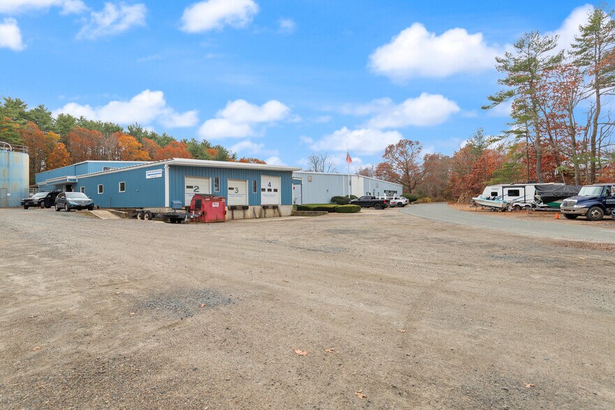 More Photos Of 10 Fernwood Lake Ave, Gloucester Warehouse For Lease