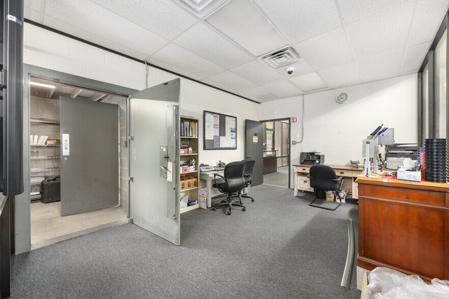 More Photos Of 100 Hilbig Rd, Conroe Warehouse For Sale