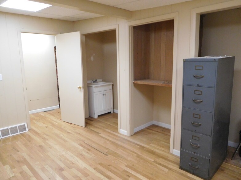More Photos Of 212 Flint St, Clarksburg Service For Lease