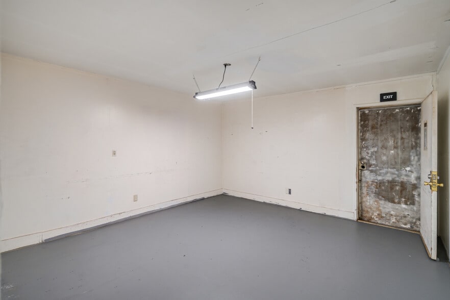 More Photos Of 8837 E Palmdale Blvd, Palmdale Research And Development For Sale