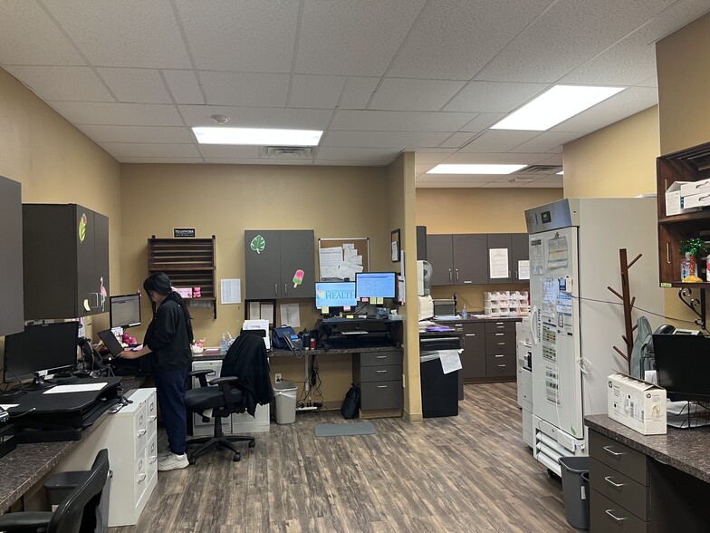 More Photos Of 3180 W Clearwater Ave, Kennewick Storefront Retail Office For Lease
