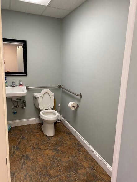 More Photos Of 7 Main St, North Kingstown Storefront Retail Office For Lease