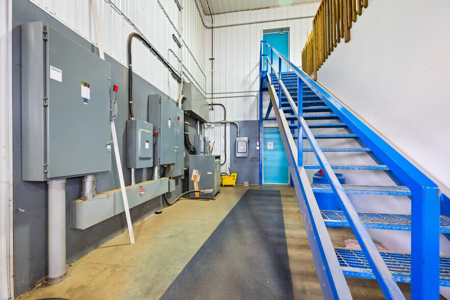 More Photos Of 501077 RR13 Airport Rd, Lloydminster Warehouse For Lease