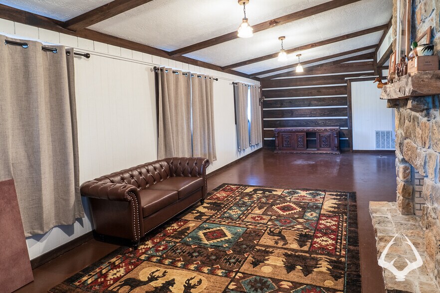 More Photos Of 205 N Wheeler Rd, Colmesneil Office For Sale
