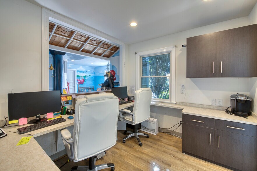 More Photos Of 315 Meeting House Ln, Southampton Medical For Sale