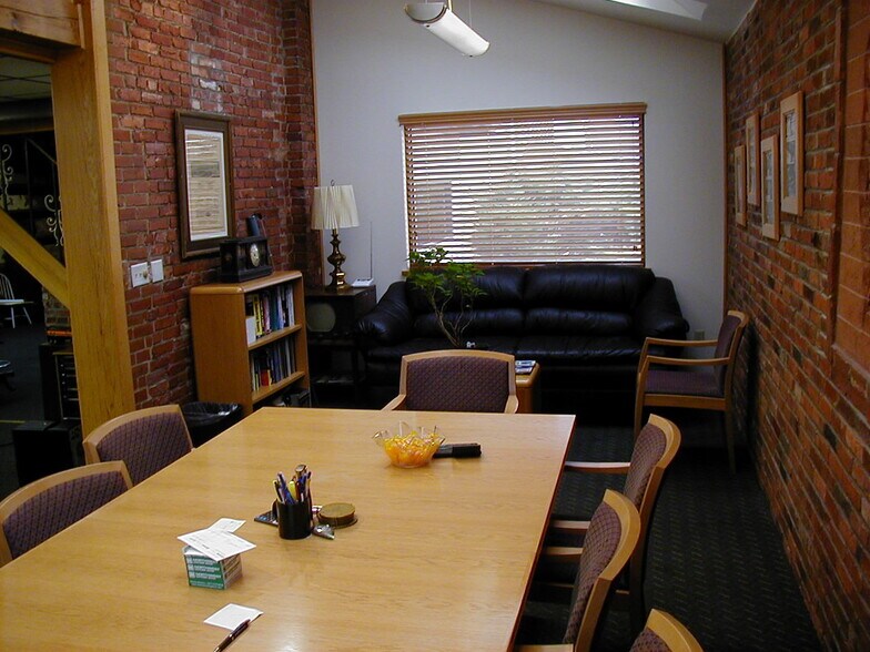 More Photos Of 418 3rd Ave, Ford City Light Distribution For Lease