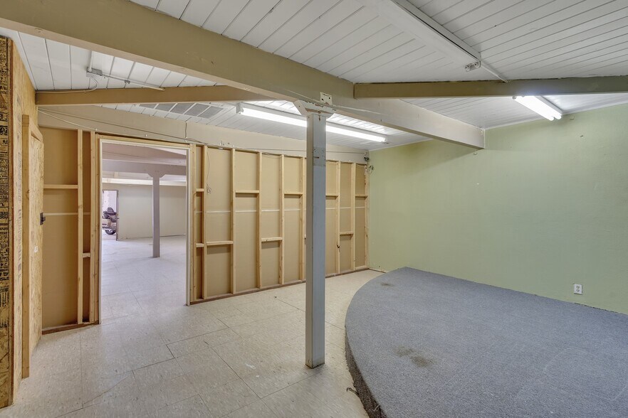 More Photos Of 2124 Thomas R Cannell Rd, Thermal Office For Sale