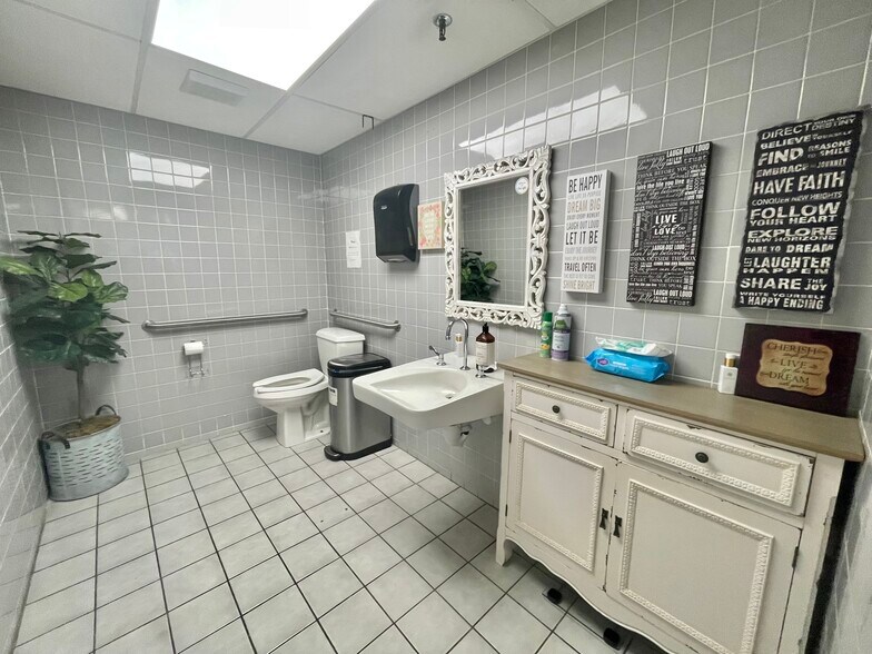 More Photos Of 1298 Newbridge Rd, North Bellmore Office For Sale