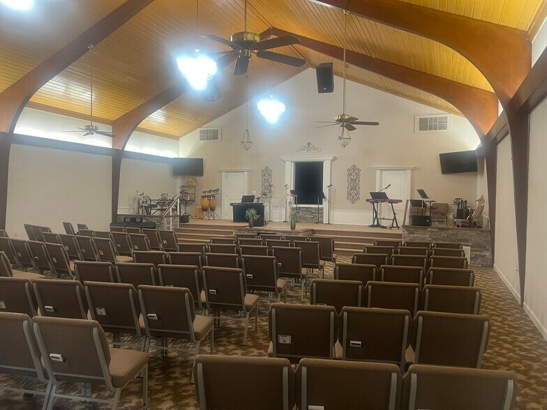 More Photos Of 1209 W Oak St, Collinsville Religious Facility For Sale