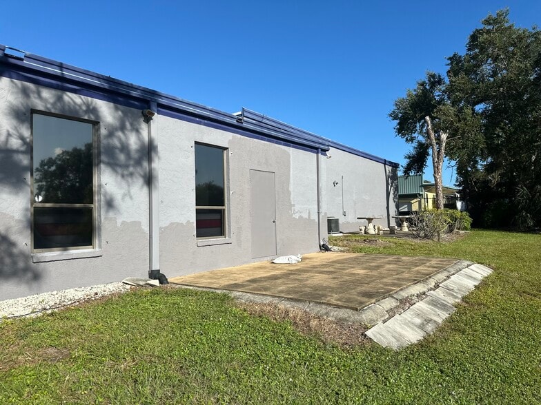 More Photos Of 7555 Commerce Ct, Sarasota Manufacturing For Lease