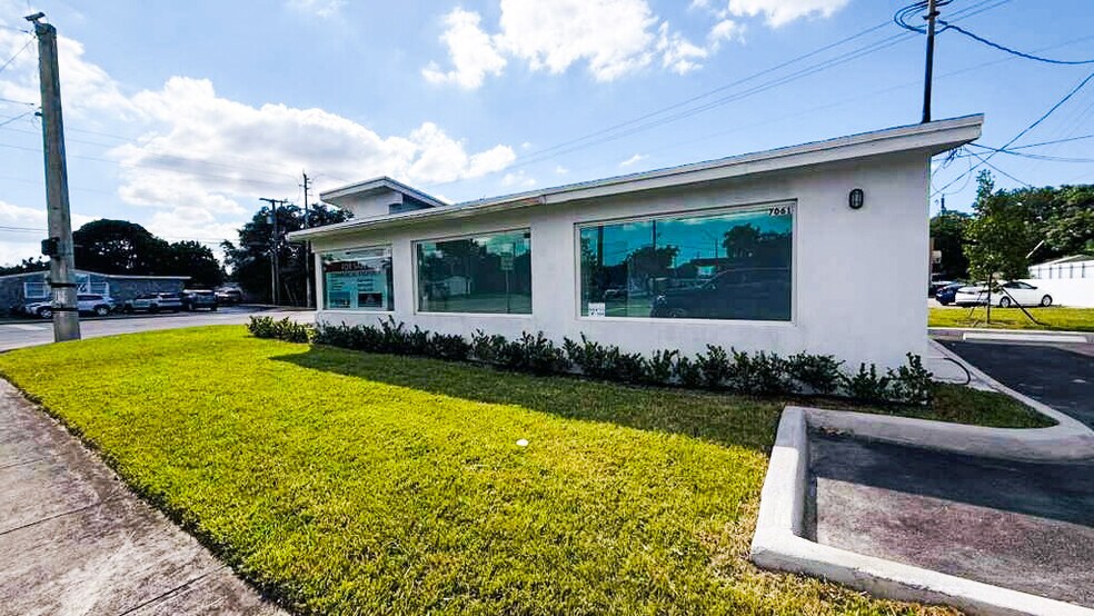 More Photos Of 7061 Taft St, Hollywood Medical For Sale