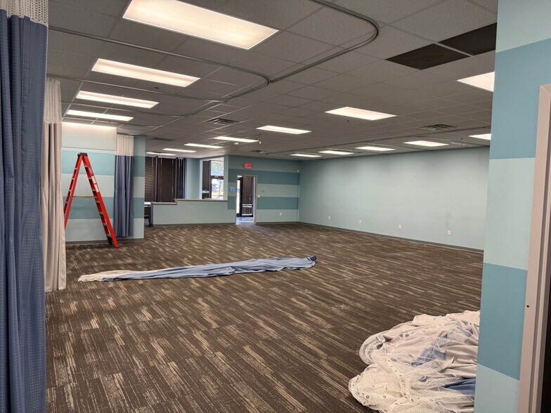 More Photos Of 6661 Dixie Hwy, Louisville Storefront For Lease