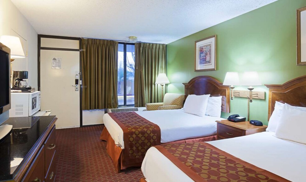 More Photos Of 1620 N University Ave, Lafayette Hotel For Sale