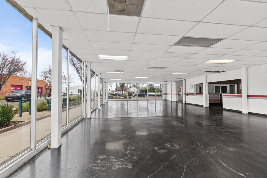 More Photos Of 440 Riverside Ave, Roseville Auto Dealership For Lease