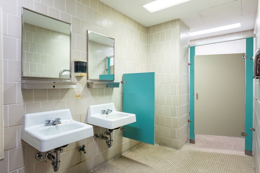 More Photos Of 200 N Main St, Winston-Salem Specialty For Sale