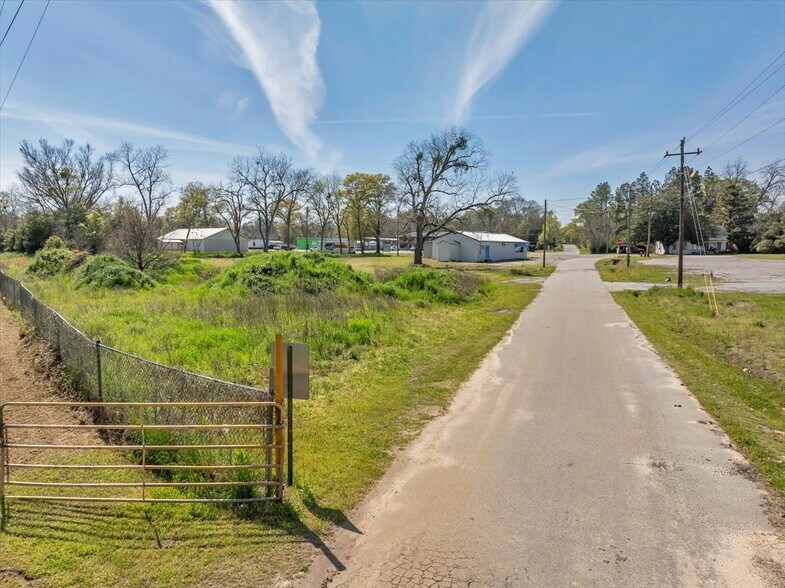 More Photos Of 131 S Jackson St, Hawkinsville Flex For Sale
