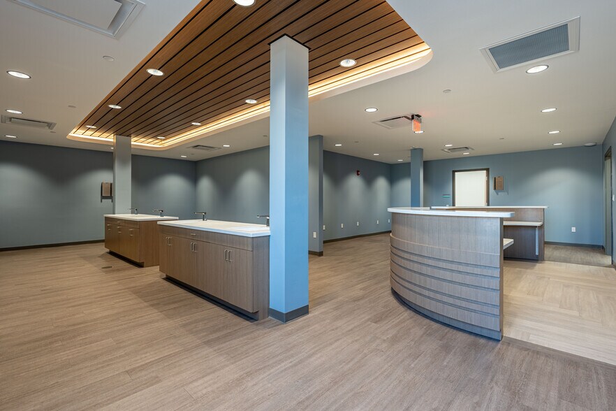 More Photos Of 140 Hansen Blvd, North Aurora Medical For Lease