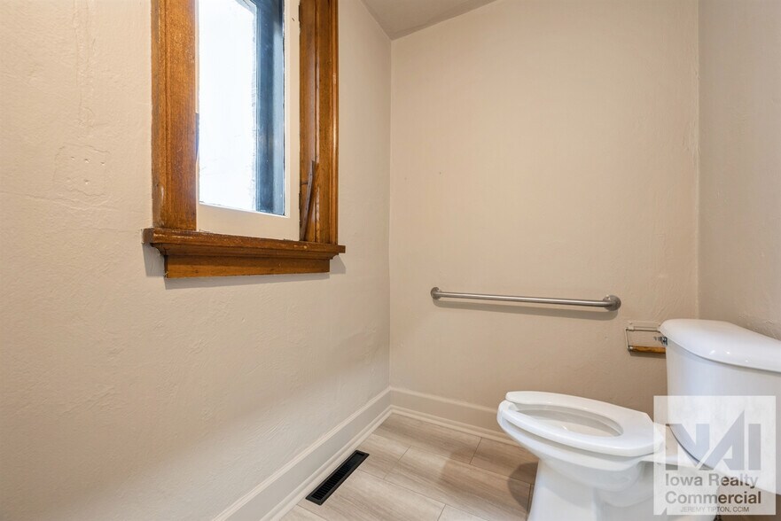 More Photos Of 100 E 1st St, Anamosa Specialty For Sale